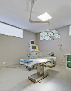 at4-clinica-valencia-reforma-integral-fontana-vicente-navarro-quirofano